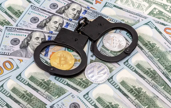 Stalowe Policyjne Kajdanki Monety Kryptowaluta Leżące Banknotach Amerykańskich Dolarów — Zdjęcie stockowe