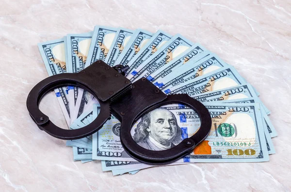 Kajdanki Stalowe Policji Leżącego Tle Dolarów Amerykańskich — Zdjęcie stockowe