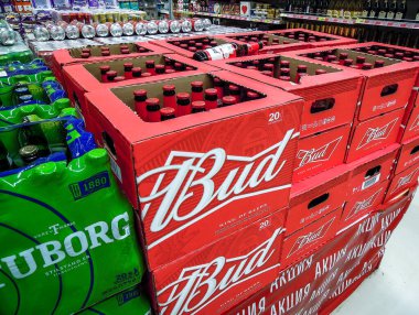 Samara, Rusya - 16 Mart 2020: Süpermarkette rafta satılmaya hazır cam şişelerde bira. Çeşitli alkollü içecekler ve alkollü içecekler