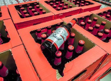 Samara, Rusya - 16 Mart 2020: Süpermarkette rafta satılmaya hazır cam şişelerde bira. Çeşitli alkollü içecekler ve alkollü içecekler