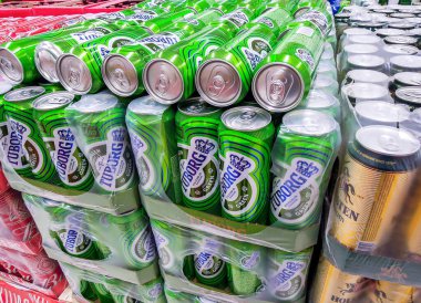 Samara, Rusya - 16 Mart 2020: Tuborg alkollü birası süpermarketteki raflarda satılmaya hazır. Çeşitli alkollü içecekler ve alkollü içecekler