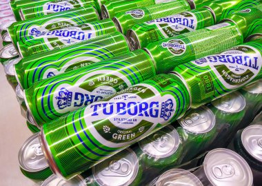 Samara, Rusya - 16 Mart 2020: Tuborg alkollü birası süpermarketteki raflarda satılmaya hazır. Çeşitli alkollü içecekler ve alkollü içecekler