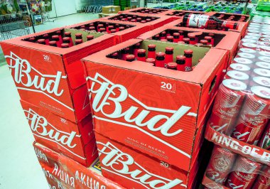 Samara, Rusya - 16 Mart 2020: Süpermarkette rafta satılmaya hazır cam şişelerde bira. Çeşitli alkollü içecekler ve alkollü içecekler