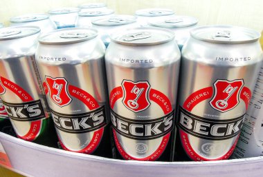 Samara, Rusya - 16 Mart 2020: Beck 'in metal kutulardaki alkollü birası süpermarketteki rafta satılmaya hazır. Çeşitli alkollü içecekler ve alkollü içecekler
