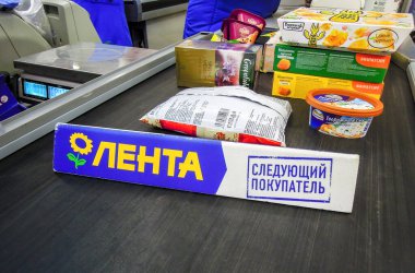 Samara, Rusya - 18 Mart 2020: Süpermarket Lenta 'daki konveyör bandındaki erzak ayırıcı. Metin Rusça: Lenta, sonraki alıcı