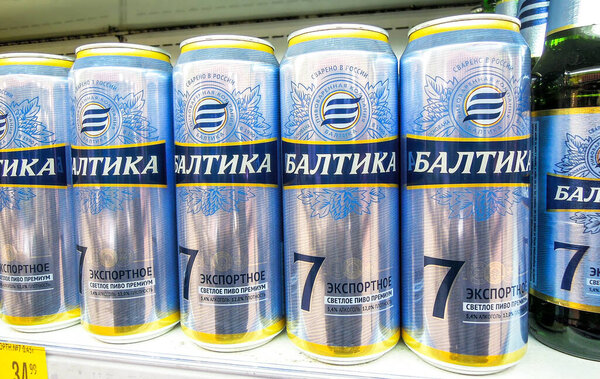 Самара, Россия - 16 марта 2020 года: Балтийское алкогольное пиво в стеклянных бутылках, готовое к продаже на полке в супермаркете. Различные алкогольные напитки и спиртные напитки
