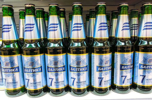 Самара, Россия - 16 марта 2020 года: Балтийское алкогольное пиво в стеклянных бутылках, готовое к продаже на полке в супермаркете. Различные алкогольные напитки и спиртные напитки
