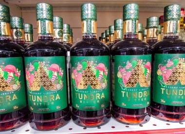 Samara, Rusya - 21 Mart 2020: Tundra acılı alkollü içecekler süpermarketteki raflarda satışa sunuldu. Çeşitli alkollü içecekler.