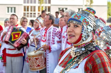 Samara, Rusya - 17 Eylül 2017: Halk festivali sırasında Chuvash Ulusal Kıyafet ve Başlık Giyen Tanımlanamayan Kadın
