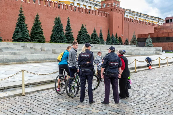 Moscú Rusia Julio 2019 Patrulla Policial Plaza Roja Junto Mausoleo —  Fotos de Stock