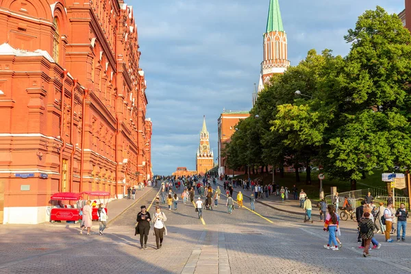 Moskou Rusland Juli 2019 Mensen Lopen Het Rode Plein Naast — Stockfoto