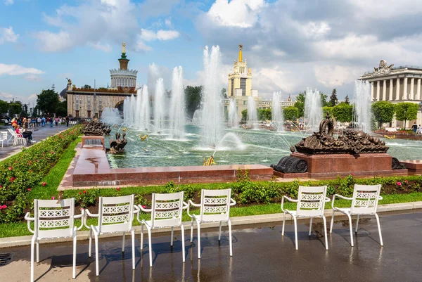 Moscú Rusia Julio 2019 Fuente Flores Piedra Parque Vdnkh Soleado —  Fotos de Stock