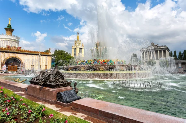 モスクワ ロシア 7月8 2019 ブロンズ彫刻Abundance Vdnkhの石の花の噴水の断片 — ストック写真