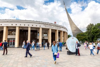 Moskova, Rusya - 8 Temmuz 2019: Moskova toplu taşımacılık. Metro istasyonu Vdnkh. Rusça Metin: Ulusal Ekonominin Başarı Sergisi