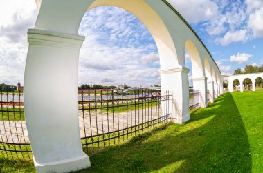 Veliky Novgorod, Rusya - 23 Ağustos 2019: Güneşli yaz gününde Yaroslavovo avlusunda Fisheye View
