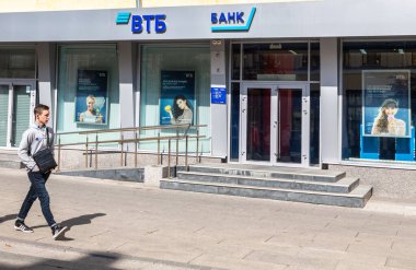Samara, Rusya - 7 Eylül 2019: Yazın VTB bankasının yakınında yürüyen insanlar