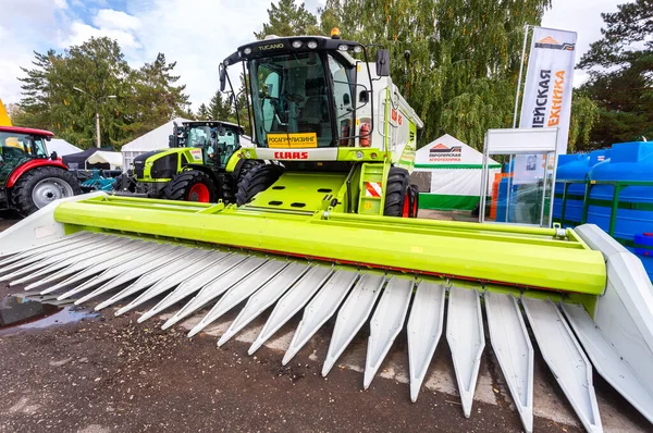 Samara, Rusya - 15 Eylül 2019: Modern tarım makineleri. Ayçiçeği için hasat makinesi Claas Sunspeed 12-70 yıllık Volga tarım endüstrisi fuarında