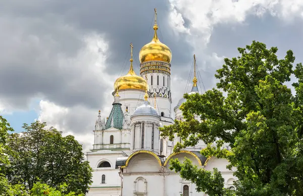 Zlaté Kupole Velké Zvonice Ivana Archandělské Katedrály Moskevském Kremlu Rusko — Stock fotografie