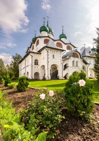 ロシア正教会ロシアのヴェリキー ノヴゴロドにあるニコロ ヴィアズィヒシュスキー修道院 — ストック写真