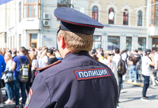 サマラ ロシア 9月7 2019 街の通りでの集会中に群衆に対するロシアの警察官 ロシア語のテキスト — ストック写真