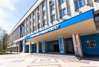 Samara, Rusya - 6 Mayıs 2018: Samara Devlet Üniversitesi (Havacılık Enstitüsü). Metin Rusça: Samara Üniversitesi