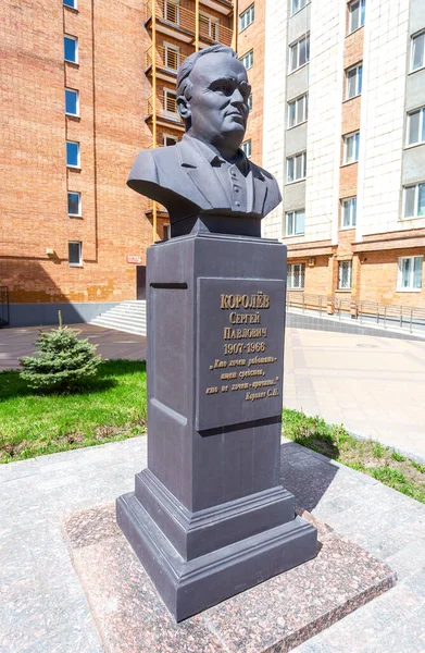 俄罗斯萨马拉 2018年5月6日 萨马拉州立大学附近著名的苏联火箭制造者和航天器工程师谢尔盖 科罗廖夫纪念碑 — 图库照片