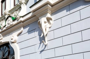 Rusya 'nın Samara kentindeki tarihi taş binasının mimari detayı olarak fil başı