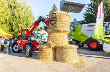 Samara, Rusya - 23 Eylül 2017: Yıllık Volga tarım endüstrisi fuarında farklı modern tarım makineleri