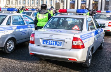 Samara, Rusya - 16 Kasım 2017: Devlet Otomobil Müfettişliği 'nin Rus polis devriye araçları şehir caddesine park edildi