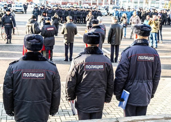萨马拉 Samara Russia 2017年11月16日 俄罗斯警察在库比雪夫广场 Kuibyshev Square 的回顾 俄文文本 Police — 图库照片