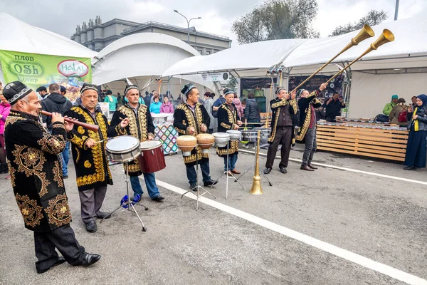 Samara Rússia Outubro 2019 Músicos Étnicos Uzbeques Tocando Instrumentos Tradicionais — Fotografia de Stock