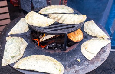 Geleneksel Özbek turtalarını dışarıda pişiriyorum. Özbek mutfağı. Asya mutfağı. Ulusal Mutfak Konsepti