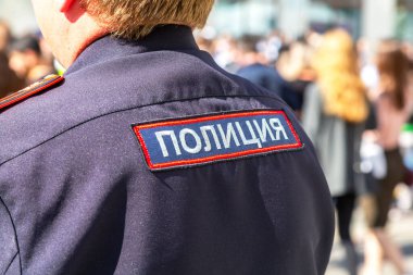 Rus polis memuru kalabalığa karşı. Rusça metin: Polis