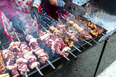 Metal şişler üzerinde ızgara iştah açıcı kebap. Shashlik mangal pişirirken sıcak kömürlerin üzerinde, sokak yemeklerinde