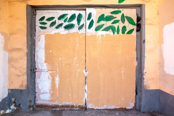 Binanın Eski Yıpranmış Ahşap Kapısı — Stok fotoğraf