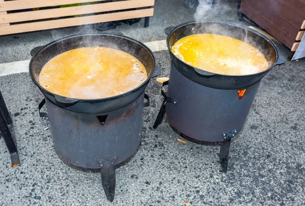 Cocinar Deliciosa Comida Rápida Tradicional Gran Caldero Aire Libre Durante —  Fotos de Stock