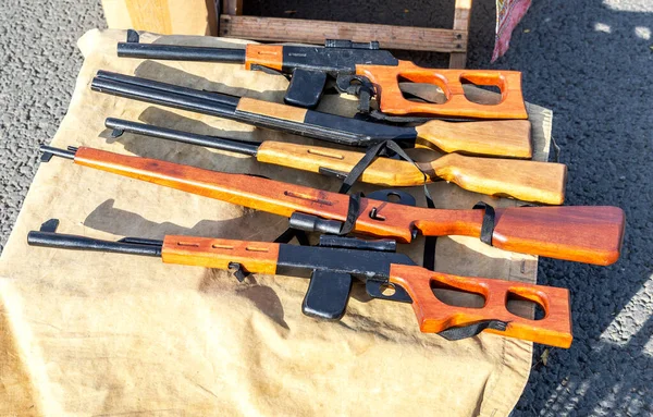 Diferentes Rifles Juguete Madera Hechos Mano Armas Para Niños Mostrador —  Fotos de Stock