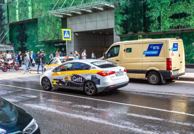 Moskova, Rusya - 9 Temmuz 2019: Modern otomobil Yaz günü şehir caddesinde taksiye bin