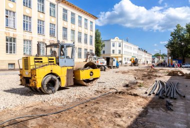 Borovichi, Rusya - 22 Temmuz 2019: Yaz günü şehir caddesinde yeni yol inşaatında çalışan bir yol silindiri