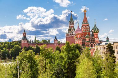 Moskova Kremlin ve Vasily Blessed Katedrali (St. Basil Katedrali). Güneşli yaz gününde Zaryadye parkından manzara