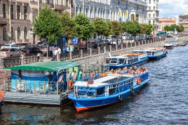 St. Petersburg, Rusya - 5 Ağustos 2015: Nehir yolcu gemileri yazın nehir ve kanallarda yüzüyor. Saint Petersburg 'un tarihi merkezi.