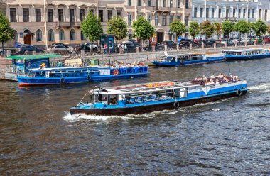 St. Petersburg, Rusya - 5 Ağustos 2015: Nehir yolcu gemileri yazın nehir ve kanallarda yüzüyor. Saint Petersburg 'un tarihi merkezi.