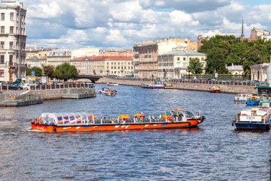 St. Petersburg, Rusya - 5 Ağustos 2015: Nehir yolcu gemileri yazın nehir ve kanallarda yüzüyor. Saint Petersburg 'un tarihi merkezi.