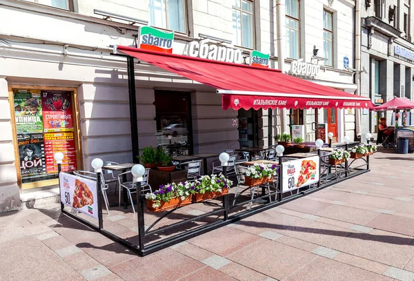 サンクトペテルブルク ロシア 2015年8月5日 夏の晴れた日に伝統的な夏の通りイタリアのカフェSbarro — ストック写真