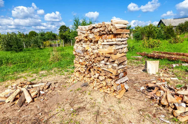 村の屋外で乾燥した白樺の薪をみじん切りと積層の山 — ストック写真