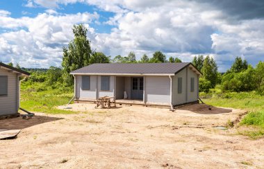 Kırsal kesimdeki taş temelde yeni bir ahşap ev inşa ediliyor.