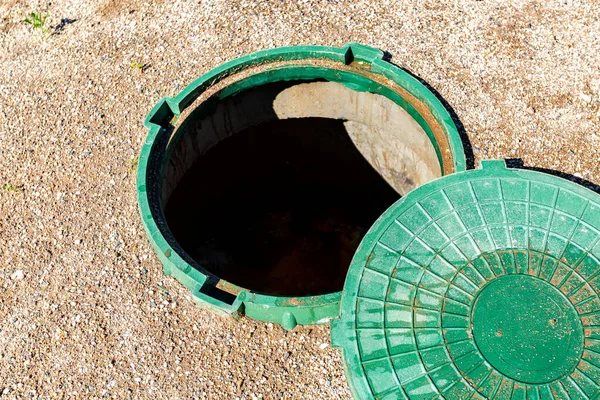 Geopend Riool Putgat Van Landelijk Septic Tank Met Groene Plastic — Stockfoto