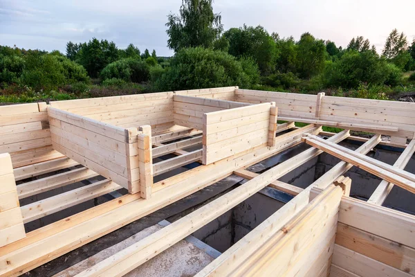 Construção Uma Nova Casa Madeira Sobre Fundação Pedra — Fotografia de Stock