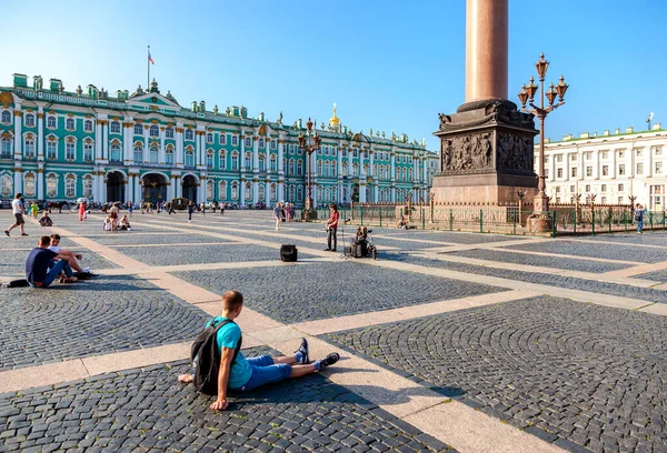 Petersburg Rusland Juli 2016 Mensen Hebben Rust Palace Square Een — Stockfoto