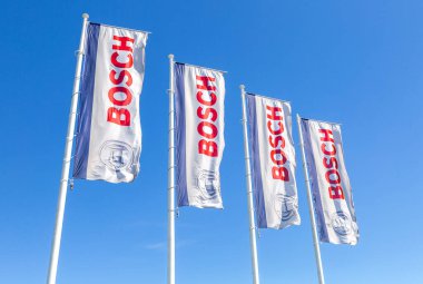 Samara, Rusya - 14 Mayıs 2020: Bosch amblemli bayraklar mavi gökyüzüne karşı. Robert Bosch LLC çok uluslu bir mühendislik ve elektronik şirketidir.